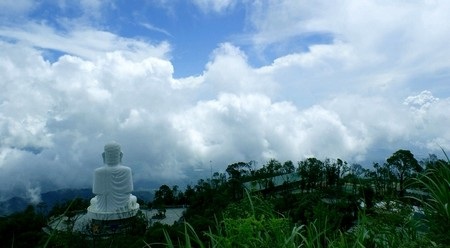 Tượng Đức Phật nhìn từ trên cao