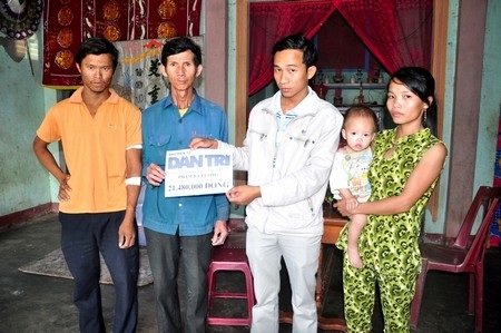 Đại diện UBMT TQ xã Đại Chánh trao tiền của bạn đọc Dân trí đến ông Phạm Bốn và gia đình