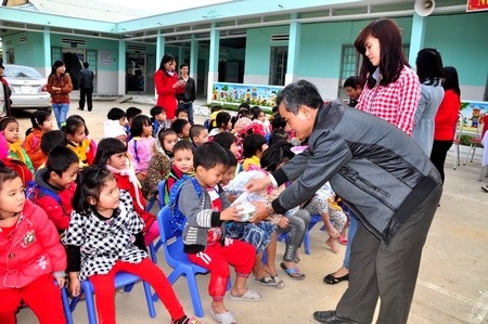 Đại diện lãnh đạo xã Đại Hưng trao quà đến các cháu