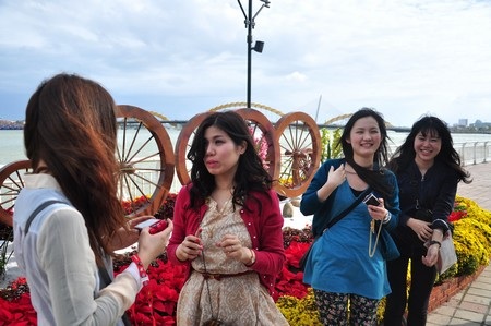 4 bạn trẻ người Nhật Bản dạo bước trên đường hoa Xuân