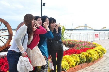 ...và thích thú tạo dáng bên đường hoa Xuân Đà Nẵng