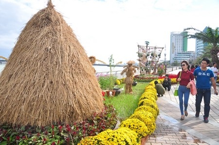 Cùng sánh bước bên đường hoa Xuân