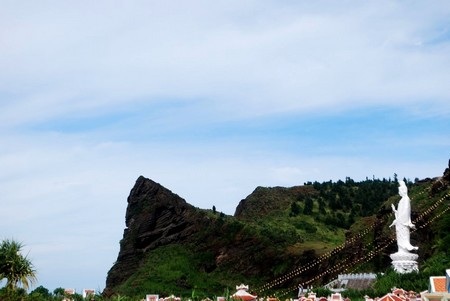 Miệng múi lửa đã ngủ yên phía sau Chùa Đục