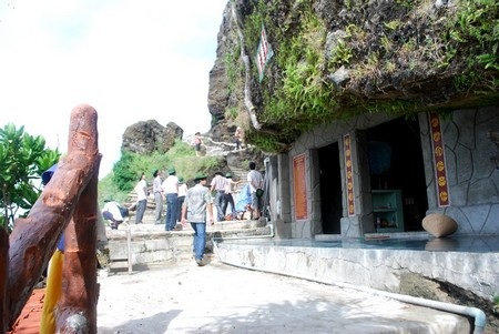 Du khách tham quan Chùa Đục