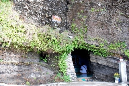 Phía bên trong núi đá có thờ nhiều vị Bồ Tát