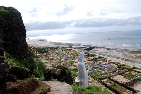 Phía bên trong núi đá có thờ nhiều vị Bồ Tát