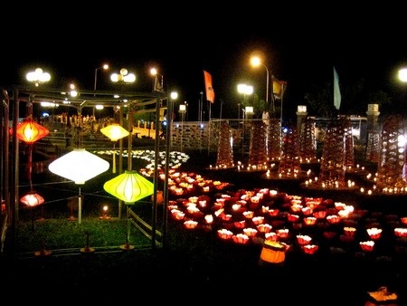 Vườn hoa đăng bên sông Hoài