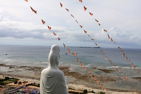 Phía xa là đảo bé (xã An Bình, thuộc huyện Lý Sơn)