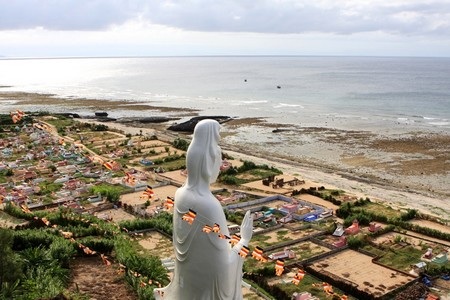 Phía xa là đảo bé (xã An Bình, thuộc huyện Lý Sơn)