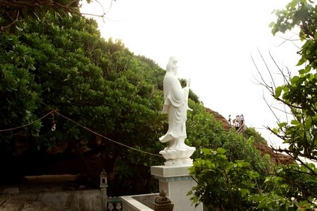 Tượng phật này hướng về phía đất liền