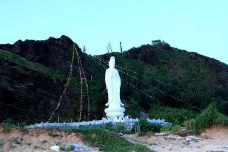 Phía xa là đảo bé (xã An Bình, thuộc huyện Lý Sơn)