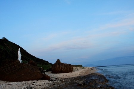 Phía xa là đảo bé (xã An Bình, thuộc huyện Lý Sơn)