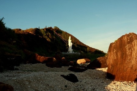 Phía xa là đảo bé (xã An Bình, thuộc huyện Lý Sơn)