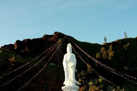 Tượng Phật tựa lưng vào núi