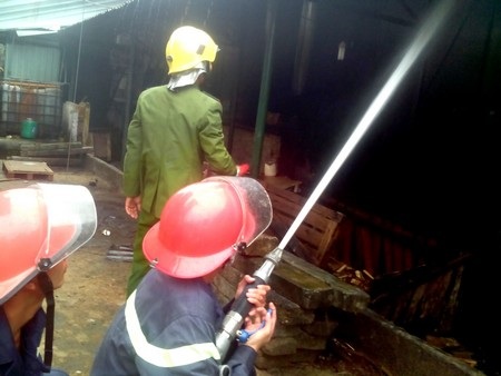 Cháy lớn tại Xí nghiệp lâm đặc sản Tam Kỳ - 3 Lực lượng Cảnh sát PCCC tiếp cận hiện trường vụ cháy