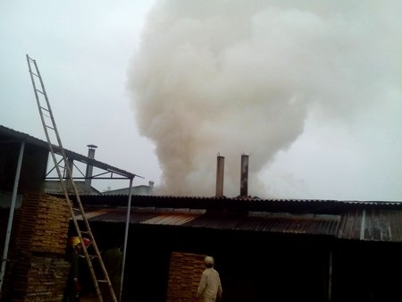 Cháy lớn tại Xí nghiệp lâm đặc sản Tam Kỳ - 2 Khói bốc lên bao trùm khu dân cư