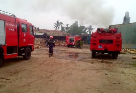 Cháy lớn tại Xí nghiệp lâm đặc sản Tam Kỳ - 1 Xe cứu hỏa được điều đến hiện trường để chữa cháy