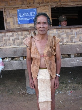 Chiêm ngưỡng trang phục độc đáo bằng vỏ cây của người Cơ tu - 7 Trang phục bằng vỏ cây là nét độc đáo của đồng bào Cơ tu