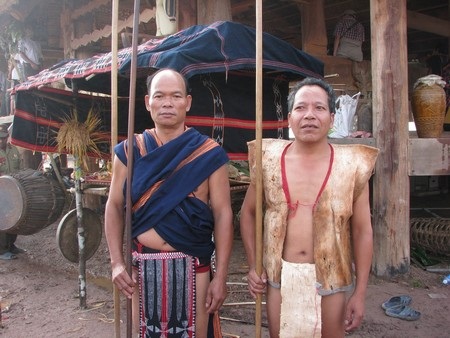 Chiêm ngưỡng trang phục độc đáo bằng vỏ cây của người Cơ tu - 6 Trang phục bằng vỏ cây là nét độc đáo của đồng bào Cơ tu