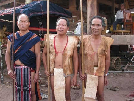 Chiêm ngưỡng trang phục độc đáo bằng vỏ cây của người Cơ tu - 1 Trang phục bằng vỏ cây của đồng bào Cơ tu Quảng Nam