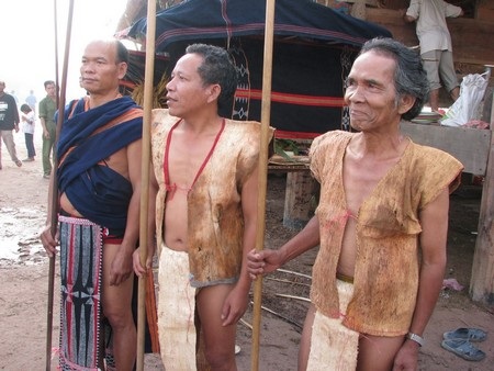 Chiêm ngưỡng trang phục độc đáo bằng vỏ cây của người Cơ tu - 5 Trang phục bằng vỏ cây được đồng bào Cơ tu sử dụng trong dịp lễ hội