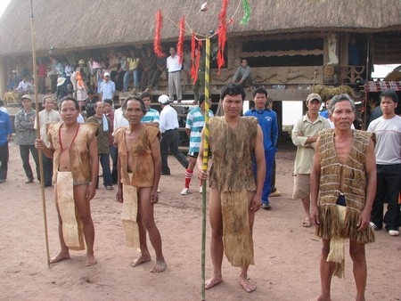 Chiêm ngưỡng trang phục độc đáo bằng vỏ cây của người Cơ tu - 4 Trang phục bằng vỏ cây được đồng bào Cơ tu sử dụng trong dịp lễ hội