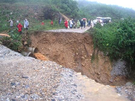 Sạt lở đất nghiêm trọng ở Bồng Miêu do bão lũ vừa qua