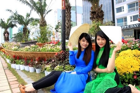 Đường hoa vừa đưa vào phục vụ, nhiều bạn trẻ thích thú tạo dáng với hoa