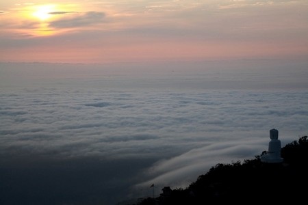 Tượng Đức Phật bồng bềnh trong sương