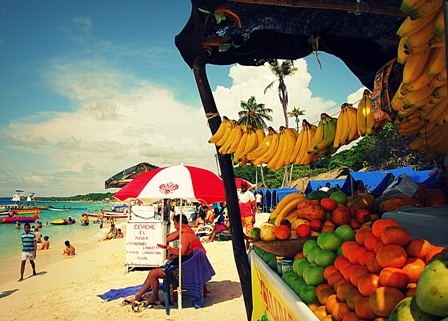 Những quầy hàng trái cây trên bờ biển là món khoái khẩu của du khách