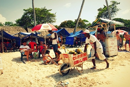 Dưới ánh nắng miền nhiệt đới, dừa và trái cây là những nước uống giải khát rất đắt khách