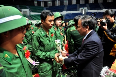Lãnh đạo TP Đà Nẵng tặng hoa và quà động viên các tân binh