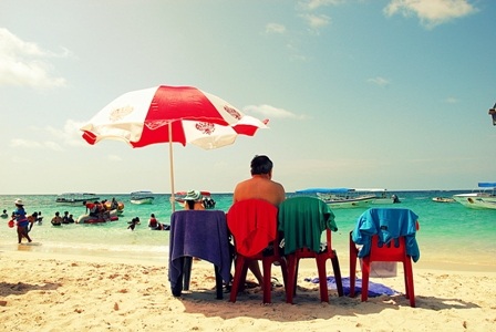 Du khách thư giãn trên bờ biển ngọc