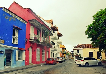 Những ngôi nhà nhiều màu duyên dáng, lãng mạn là nét hấp dẫn đối với rất nhiều du khách