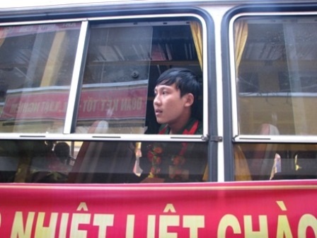 Đưa mắt tìm người thân trước khi bước lên xe