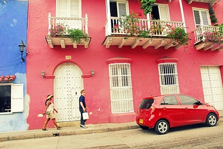 Những ô cửa sổ nhiều màu, ban công trồng hoa rất nên thơ chính là đặc trưng quyến rũ của phố cổ