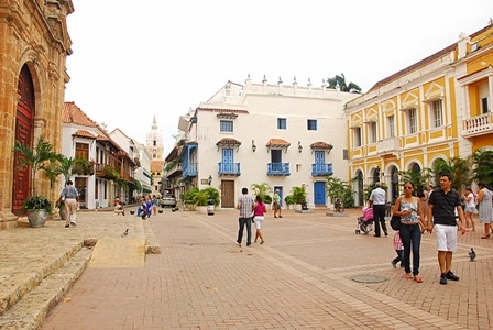 Những ô cửa sổ nhiều màu, ban công trồng hoa rất nên thơ chính là đặc trưng quyến rũ của phố cổ