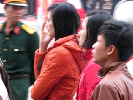 Nhìn theo bánh xe lăn mà không kìm được nước mắt