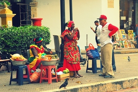 Những người bán hàng rong da màu mặc trang phục truyền thống đặc trưng của miền biển Caribe