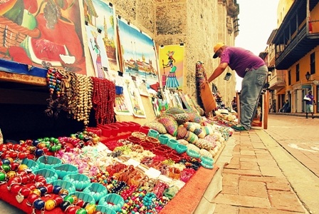 Hàng thủ công mỹ nghệ và đồ lưu niệm trên đường phố