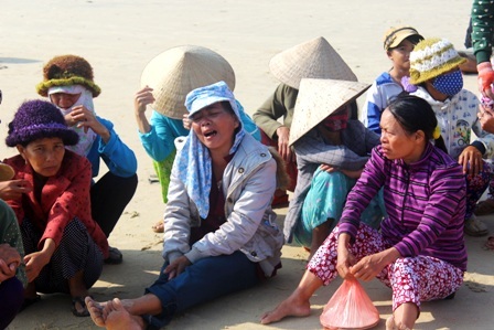 Tìm thấy thi thể 2 phụ nữ cào ốc bị sóng cuốn trôi - 1 Người nhà của nạn nhân đau xót trước cái chết của người thân