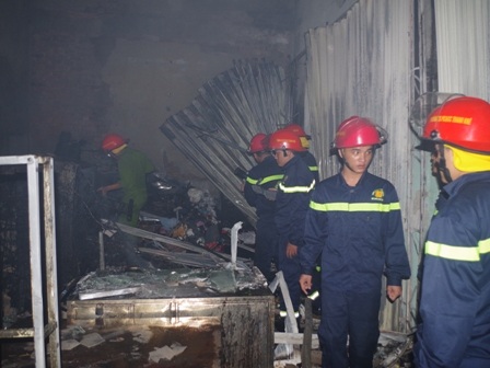 Nhiều vật dụng trong nhà bị thiêu rụi. Ảnh: T.N.