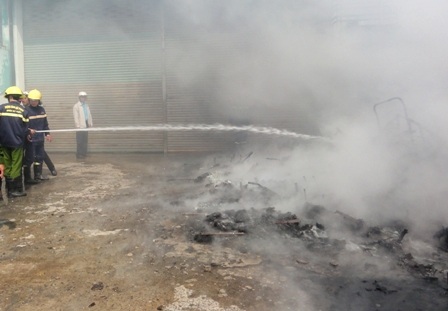 Lực lượng cứu hỏa tiếp cận dập tắt đám cháy