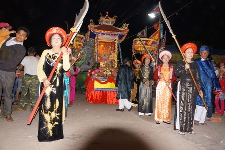 Đông đảo phụ nữ người địa phương tham gia lễ hội