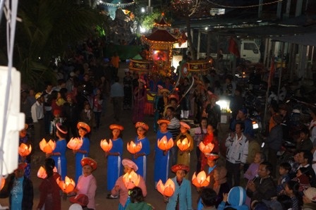 Hàng ngàn người dân địa phương và các vùng xung quanh tham dự lễ hội rước Bà