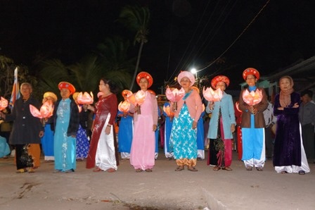 Đông đảo phụ nữ người địa phương tham gia lễ hội