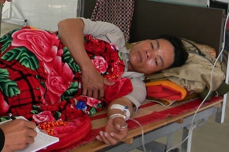 Bệnh nhân Thái Minh Đối đang được điều trị tại Trung tâm y tế huyện Phú Ninh do ngộ độc do ăn sứa