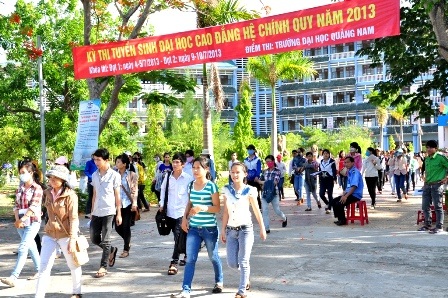 Thí sinh dự thi vào ĐH Quảng Nam trong kỳ thi năm 2013.