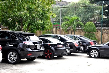 7 ô tô hạng sang đỗ ở sân Công an TP Đà Nẵng vào tháng 10/2013