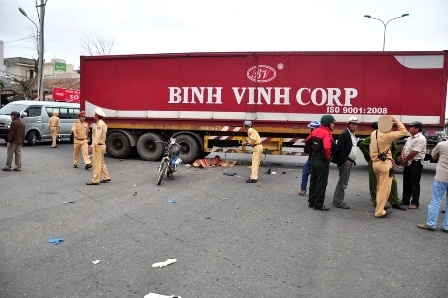 Hiện trường vụ tai nạn, xe container nằm chắn ngang nửa phần đường Nguyễn Tất Thành